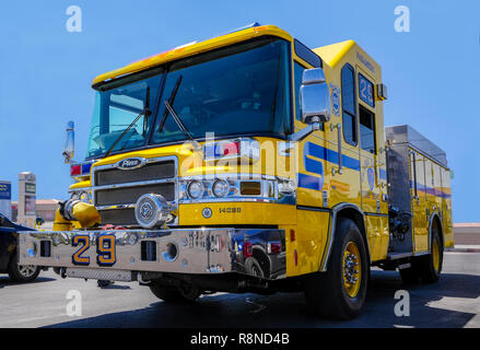 Yellow Fire Truck aus dem Clark County Fire Department auf der Straße in Las Vegas geparkt Stockfoto