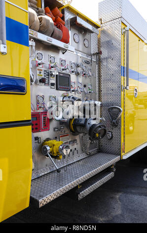 Nahaufnahme von einem gelben Fire Truck aus dem Clark County Fire Department auf der Straße in Las Vegas geparkt Stockfoto