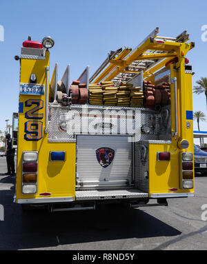 Yellow Fire Truck aus dem Clark County Fire Department auf der Straße in Las Vegas geparkt Stockfoto