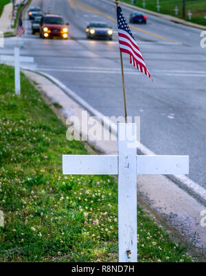 Weiße Kreuze line Neues Peachtree Road in Atlanta, Georgia, 29. Mai 2014. Die Kreuze tragen die Namen der Gefallenen der Stadt Kriegsveteranen. Stockfoto