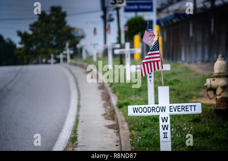 Weiße Kreuze line Neues Peachtree Road in Atlanta, Georgia, 29. Mai 2014. Die Kreuze tragen die Namen der Gefallenen der Stadt Kriegsveteranen. (Foto mit dem Auto Stockfoto