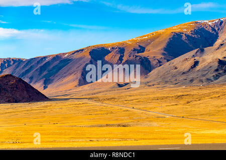 Die malerische Landschaft der westlichen Mongolei mit der Autobahn durch die grosse Steppe und der schönen hohen Berg an Ulgi Stockfoto