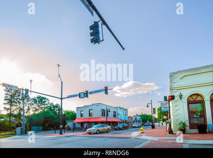 Autos passieren Stein's Mountain Village Hauptstraße in Stone Mountain, Georgia, 5. Juli 2014. Das Dorf wurde im Jahr 1839 gegründet. Stockfoto