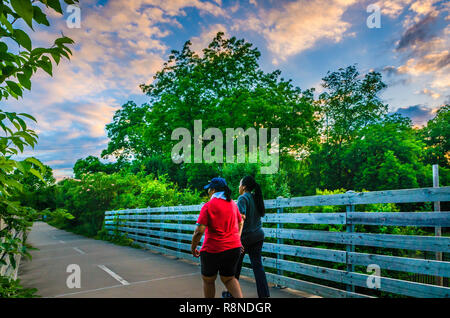 Wanderer überqueren Sie eine Brücke entlang der Stone Mountain Village walking trail, 2. Juni 2014, in Stone Mountain, Georgia. Stockfoto