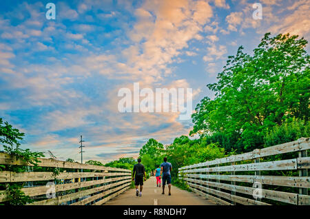 Wanderer überqueren Sie eine Brücke entlang der Stone Mountain Village walking trail, 2. Juni 2014, in Stone Mountain, Georgia. Stockfoto