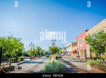 Autos passieren Stein's Mountain Village Hauptstraße in Stone Mountain, Georgia, 5. Juli 2014. Das Dorf wurde im Jahr 1839 gegründet. Stockfoto