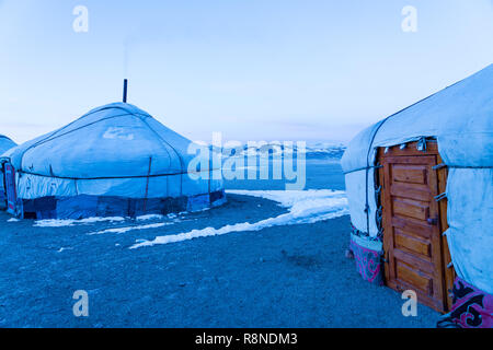 Ansicht der Mongolischen Ger auf der Großen Steppe mit Schnee auf dem Boden in den frühen Morgen an Ulgii in der Mongolei Stockfoto