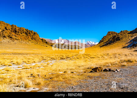 Mongolische Berg Landschaft im Herbst sonniger Tag in der Nähe des Sees bei Tolbo Ulgii in der westlichen Mongolei Stockfoto