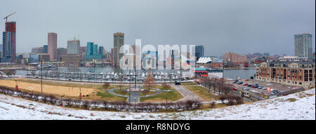 Blick auf die Skyline von Baltimore und den Inneren Hafen von Federal Hill Stockfoto