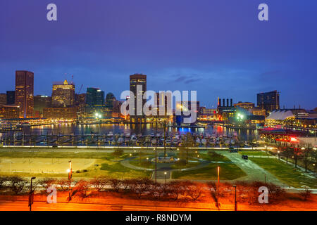 Blick auf die Skyline von Baltimore und den Inneren Hafen von Federal Hill in der Dämmerung Stockfoto
