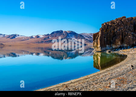 Mongolische Landschaft mit herrlichen Berg und das kristallklare Wasser des Sees Tolbo im Herbst Ugii in westlichen Moungolia Stockfoto