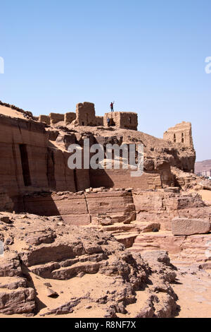 Ägyptischen Touristen machen selfies an den Gräbern der Adligen, Fels gehauene Gräber auf dem Westufer des Nil in Assuan, Ägypten. Stockfoto