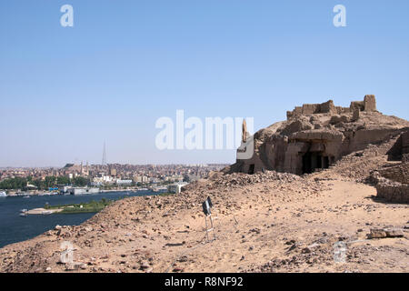 Blick von der Gräber der Adligen auf einem Hügel am Westufer des Nils, mit Blick auf Assuan, Ägypten, (im Hintergrund). Stockfoto
