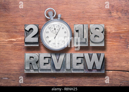 2018 Review Phrase kombiniert auf Vintage lackierten Holz- Oberfläche mit Stoppuhr innen Stockfoto