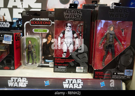 Star Wars Figuren Jyn Erso&a Stormtrooper auf Verkauf in der Woche vor Weihnachten 2018 bei Toys R Us, Cebu City, Philippinen Stockfoto