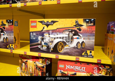 Lego Batman Theme, Pinguin Arktis Walze Fahrzeug auf Verkauf innerhalb einer Toys R Us store, Cebu City, Philippinen Stockfoto