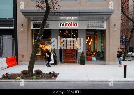 [Historisches Schaufenster] Nutella Cafe, 116 University Place, New York, NY. Außenansicht eines Cafés im Viertel Union Square in Manhattan. Stockfoto