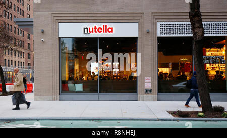 [Historisches Schaufenster] Nutella Cafe, 116 University Place, New York, NY. Außenansicht eines Cafés im Viertel Union Square in Manhattan. Stockfoto