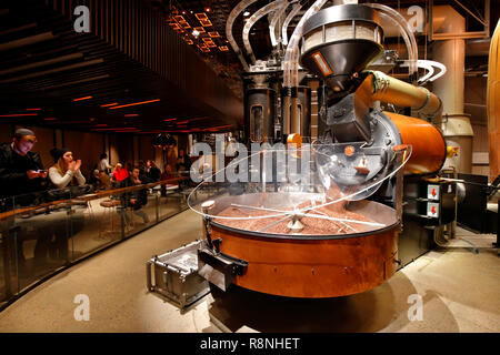 Die Menschen sehen frisch gerösteten Kaffeebohnen aus einem großen Probat Röster Starbucks finden Rösterei New York gießen Stockfoto