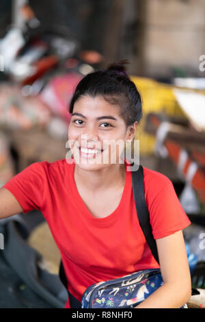 Eine junge Filipina Mädchen arbeiten am Markt in Cebu City ausgeht, Lächeln für die Kamera Stockfoto