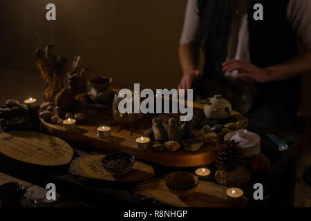 Mann spielt Hang Drum Stockfoto