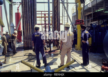 PGA -46363: Menschen bei bohrinsel Werk arbeiten; Indien Stockfoto