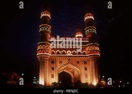 Beleuchtete Charminar wurde im Jahre 1591 AD Sultan Mohammed gebaut Vorrang gab für den Bau der Charminar bei Nacht, Hyderabad, Andhra Pradesh, Indien Stockfoto