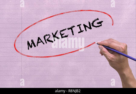 Hand Marketing schreiben mit Bleistift auf Papier Notebook Hintergrund. Wirtschaft und Bildung Konzept Stockfoto