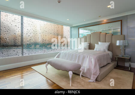 BANGKOK, THAILAND - 25 April: Luxus Innenbereich Schlafzimmer mit Blick auf den Fluss an meinem Resort als Fluss Eigentumswohnung neben dem Fluss Chao Phraya am 2. April können Stockfoto