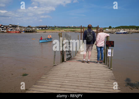 Junges Paar Warten auf die Fähre über den Fluss Southwold-Walberswick Blyth. Walberswick, Suffolk, England. Stockfoto