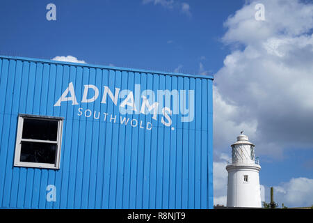 Eine Adnams brewery Gebäude mit der lighhouse im Hintergrund. Southwold, Suffolk, England. Stockfoto