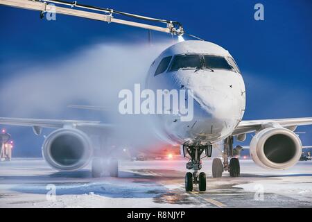 Winter morgen am Flughafen. Entfrosterschalter der Flugzeug vor dem Flug. Stockfoto