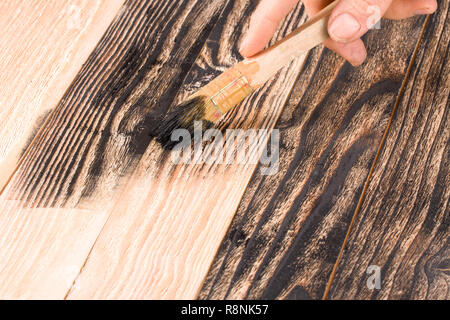 Malerei Holzbrett Pinsel in schwarze Farbe Stockfoto
