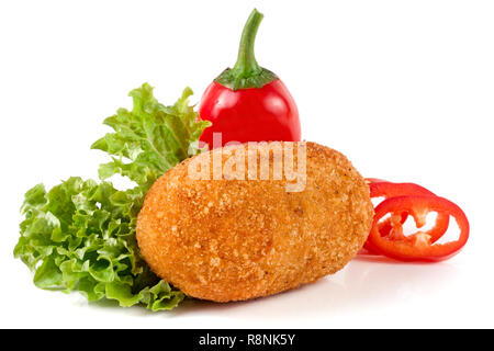 Gebraten paniertes Schnitzel mit Salat auf weißem Hintergrund Stockfoto
