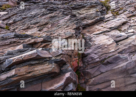 Textur mit braunen und grauen zerklüfteten Felswand Stockfoto