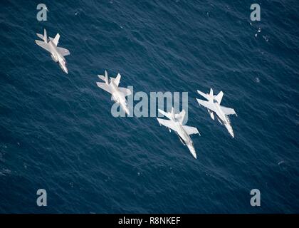 Us Marine Corps B F-35 Lightning II stealth Fighters fliegen in Formation mit Marine F/A-18 Super Hornet während einer Patrouille aus der Nimitz-Klasse Flugzeugträger USS John C Stennis Dezember 14, 2018 in das Arabische Meer. Stockfoto