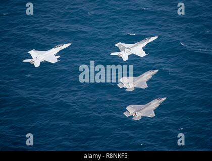 Us Marine Corps B F-35 Lightning II stealth Fighters fliegen in Formation mit Marine F/A-18 Super Hornet während einer Patrouille aus der Nimitz-Klasse Flugzeugträger USS John C Stennis Dezember 14, 2018 in das Arabische Meer. Stockfoto