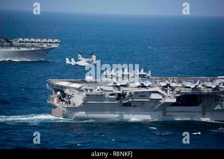 Ein U.S. Marine Corps MV-22 Osprey aircraft Ansätze zu landen auf dem Flugdeck der Nimitz-Klasse Flugzeugträger USS John C Stennis Dezember 14, 2018 in das Arabische Meer. Stockfoto