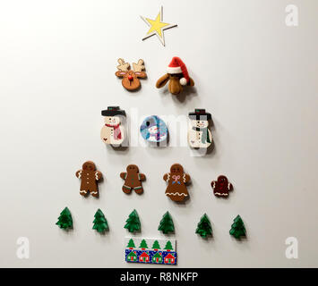 Cute miniatur Weihnachtsdekoration hing an der Wand in der Form eines Weihnachtsbaumes. St. Paul Minnesota MN USA Stockfoto