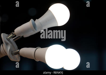 Led-Lampe auf schwarzem Hintergrund Stockfoto