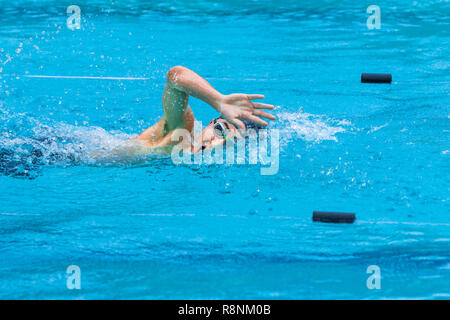 Chiang Mai, Thailand - 10. Oktober 2018 - Jungen Mann schwimmt Freestyle in einem örtlichen Schwimmbad in Chiang Mai, Thailand am 10. Oktober 2018 Stockfoto