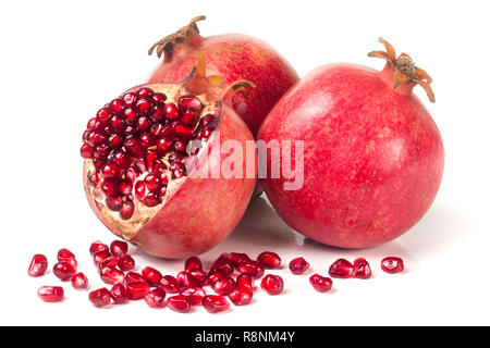 Drei Granatapfel auf weißem Hintergrund Stockfoto