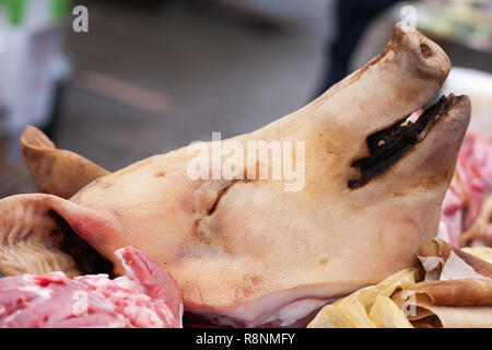 Rohe Schweinekopf auf dem Markt für Lebensmittel. Selektiver Fokus Stockfoto