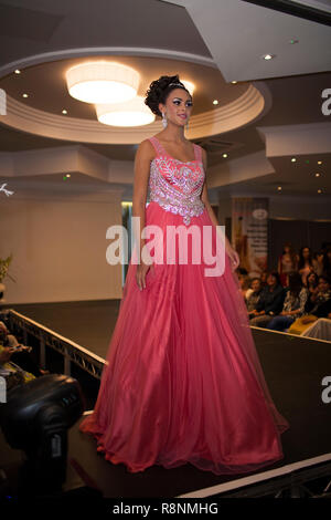 Fashion Show mit indischen Modelle bei der Hochzeit Ausstellung in Bedford, August 2014 Stockfoto