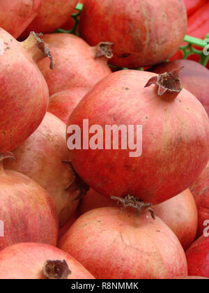 Granatäpfel auf dem Markt zum Verkauf als Hintergrund. Selektiver Fokus Stockfoto