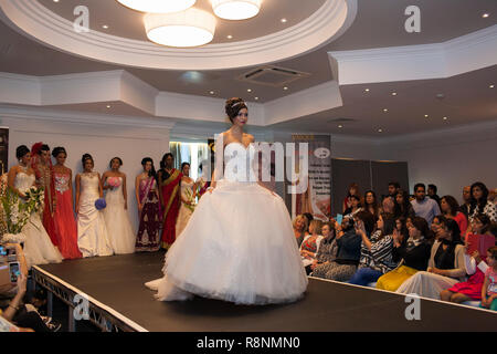 Fashion Show mit indischen Modelle bei der Hochzeit Ausstellung in Bedford, August 2014 Stockfoto