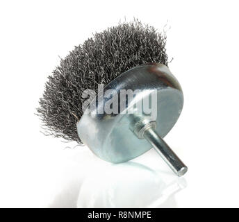 Drahtbürste bei einem Bohrer Rost auf weißem Hintergrund zu entfernen. Stockfoto