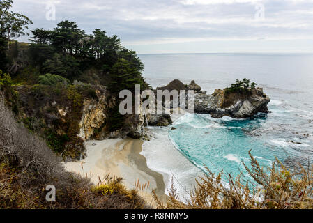 Fällt McWay Cove in Big Sur Autobahn Straße 1, Kalifornien, USA. Stockfoto