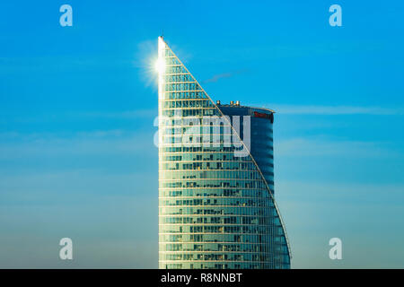 Riga, Lettland - 27 Dezember, 2017: Swedbank moderne Office Business Wolkenkratzer in Riga in Lettland. Am Morgen Stockfoto