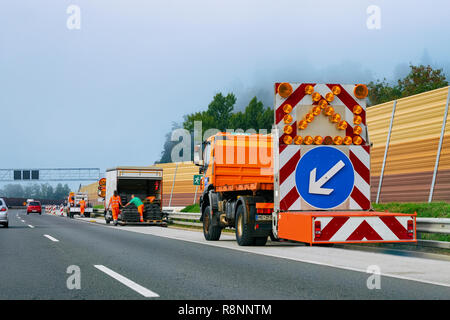 Warschau, Polen - 17. September 2018: Lkw mit Pfeil links unten reflektierende Richtung Straßenschild an der Autobahn in Polen. Stockfoto